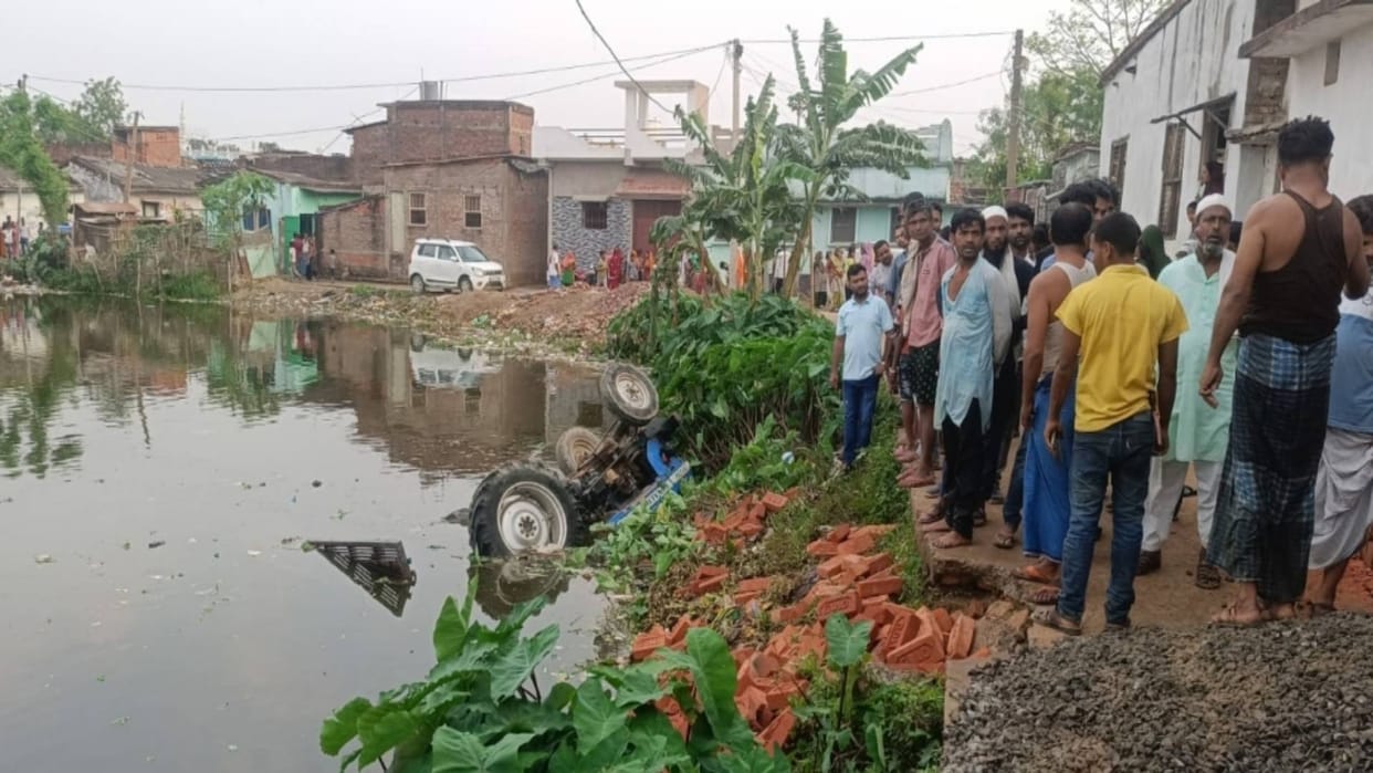 Bihar News Two persons died after tractor-trolley loaded with bricks overturned in Madhubani