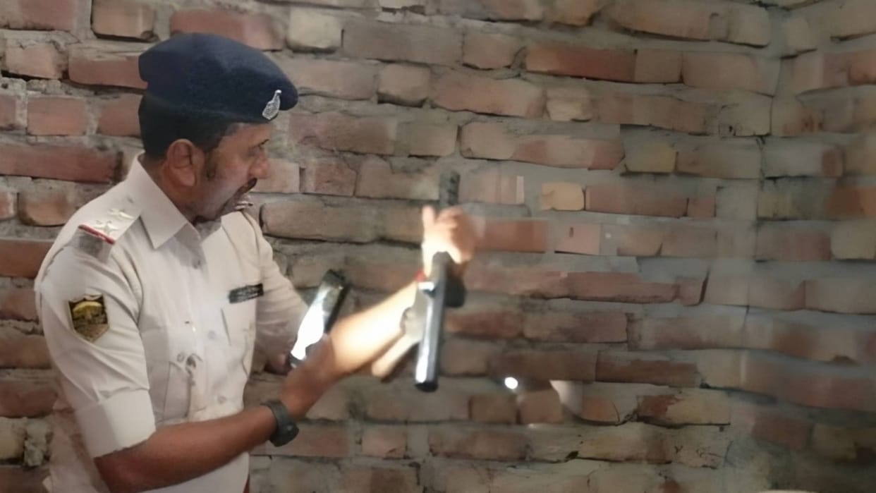 Bihar News Saharsa 34 cartridges including carbine and four country-made pistols seized