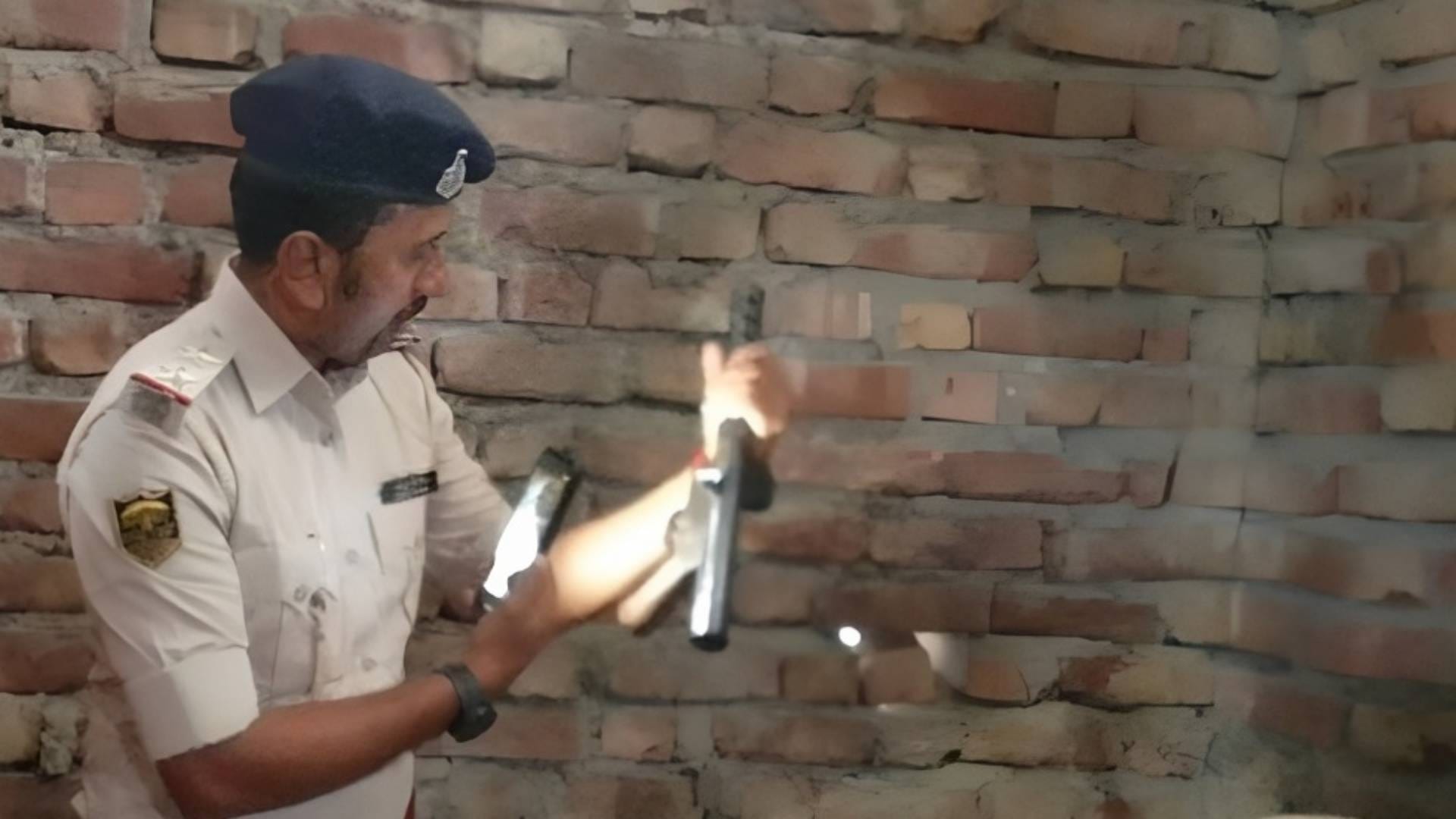 जांच करते हुए पुलिस