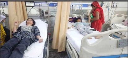 एसएन मेडिकल कॉलेज की इमरजेंसी में भर्ती उल्टी-दस्त के मरीज