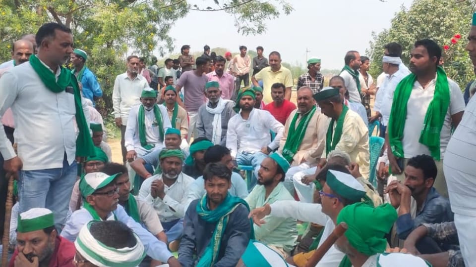 Fatehpur Triple Murder Funeral Held 16 Hours After Postmortem Amid Tight Security