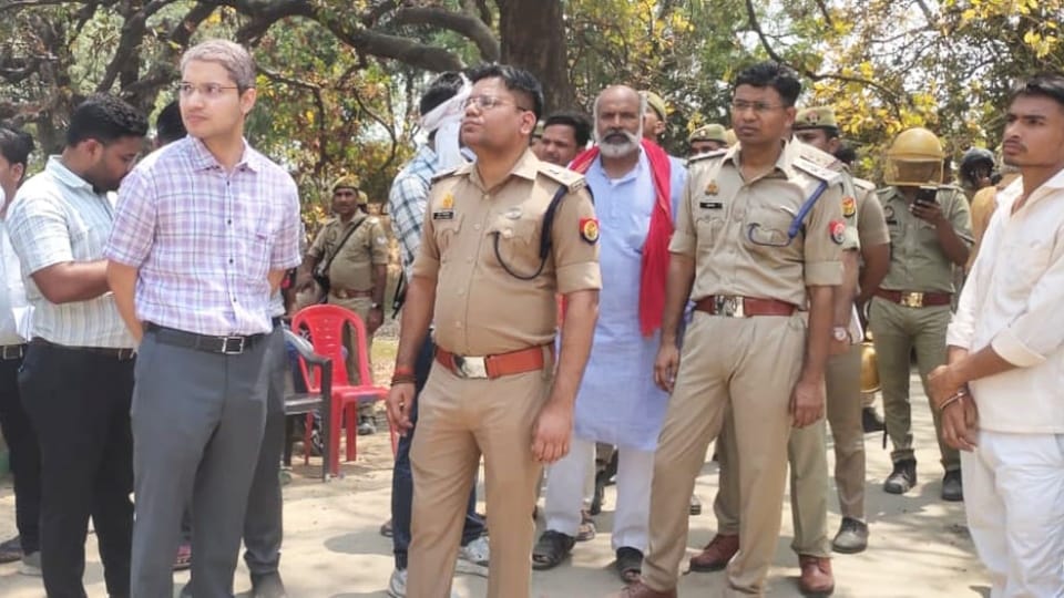 Fatehpur Triple Murder Funeral Held 16 Hours After Postmortem Amid Tight Security