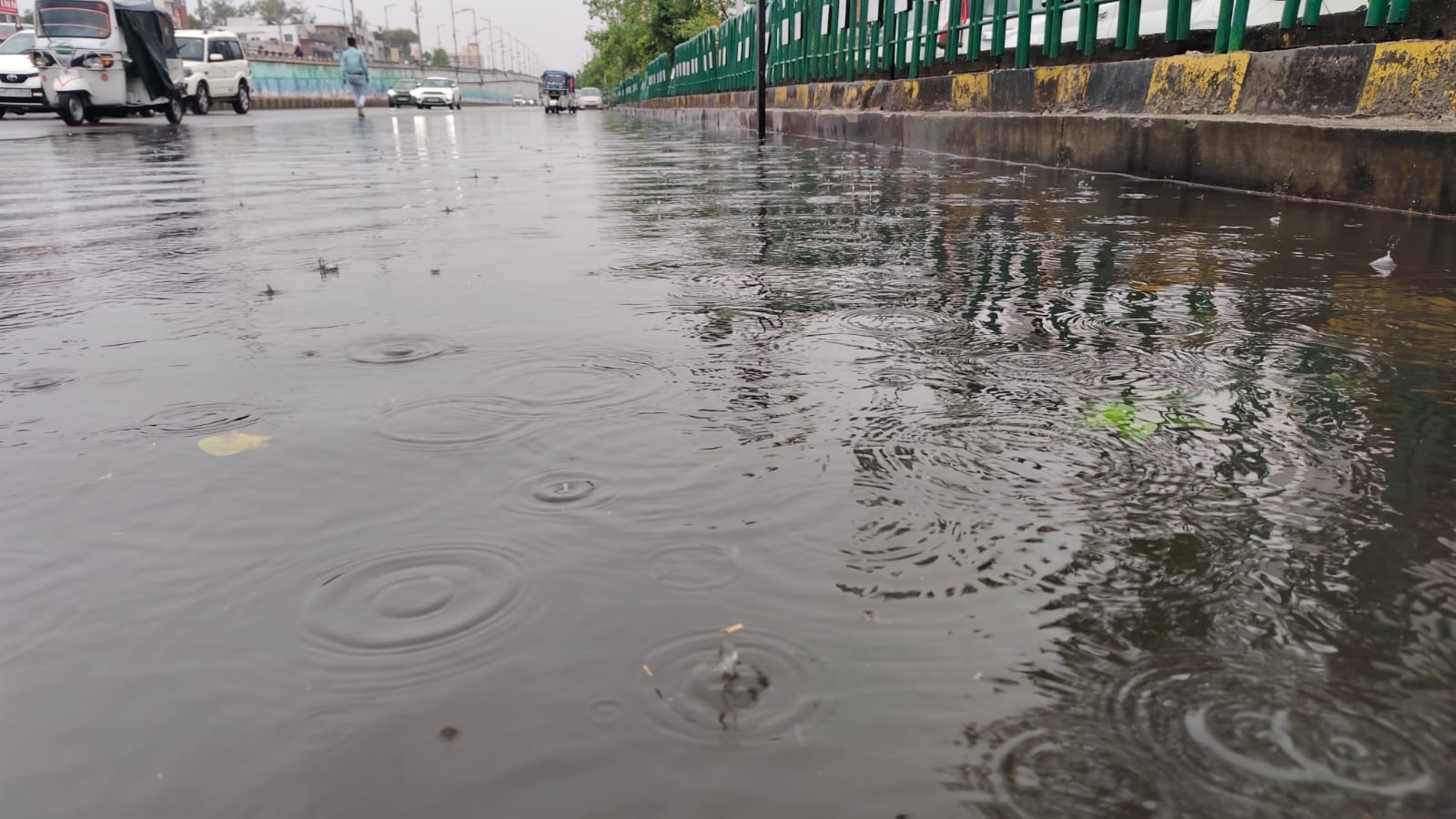 UP Weather News: Rain accompanied by thunder and lightning in UP damage to wheat two deaths due to lightning
