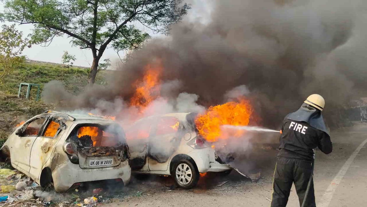 Two cars caught fire near Bhagat Singh Chowk in Haridwar Uttarakhand News in hindi
