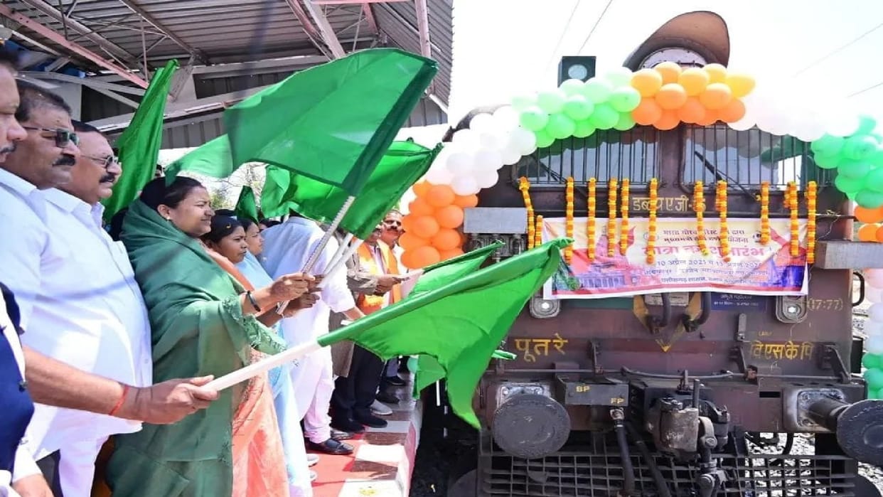 Chief Minister Tirtha Darshan Yojana: Minister Laxmi Rajwade flagged off the train in Chhattisgarh