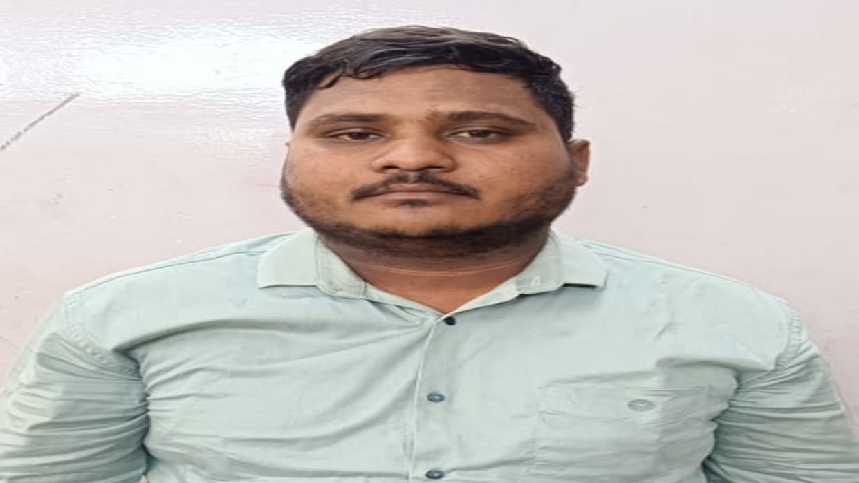 Criminals in Raipur are in high spirits, first blocked path of youth, attacked with a knife, accused arrested