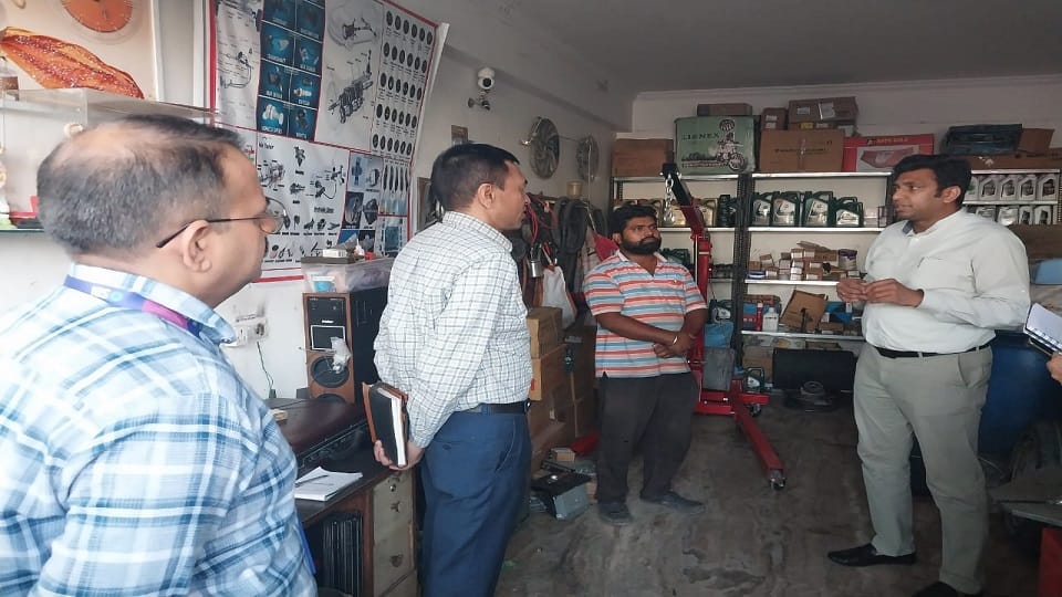 Opened a service center by taking a loan now earning Rs 1 lakh every month DM came to see startup
