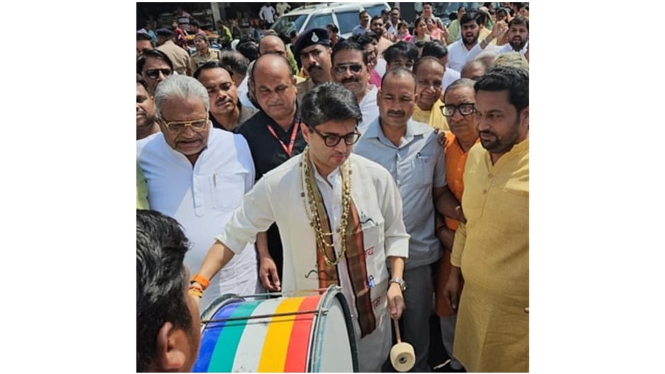 शोभायात्रा में सिंधिया ने बजाया ढोल।