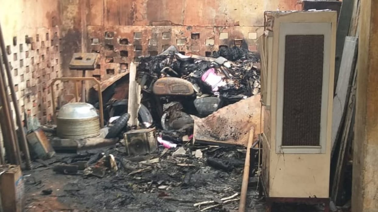 Fire broke out in store room of Kashi Vidyapeeth Block fire brigade arrived after 45 minutes