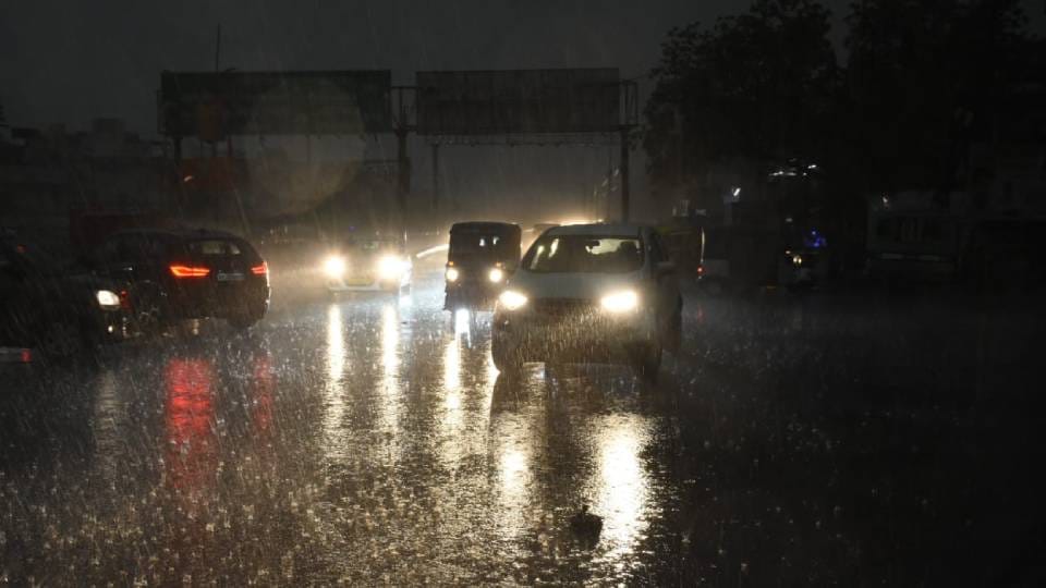 UP Weather News: Rain accompanied by thunder and lightning in UP damage to wheat two deaths due to lightning