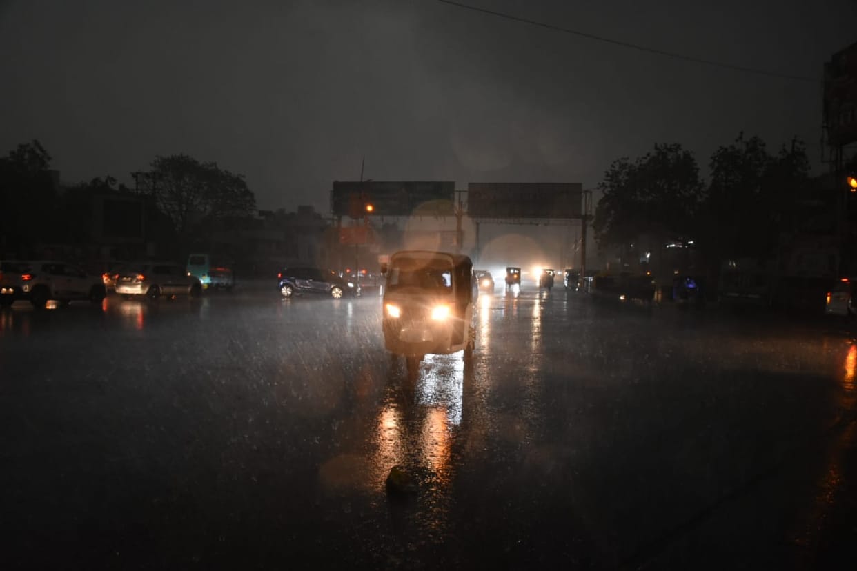 Weather changed in Awadh: Ripe wheat crop fell due to winds in Gonda, hail fell in Bahraich; storms occurred i