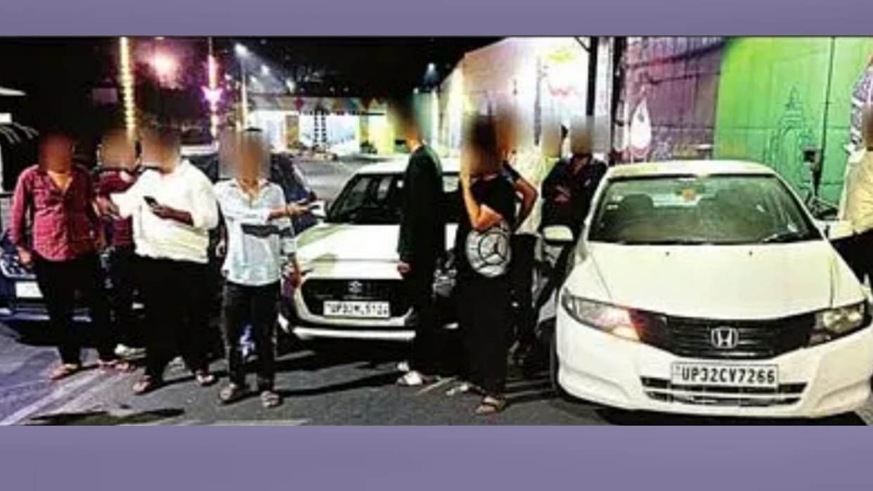 Lucknow: Hooter was played near Janeshwar Mishra Park, then cake was cut and ruckus was created, three cars we