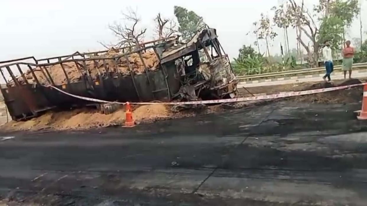Dumper driver died in a horrific road accident on Mirzapur-Rewa highway