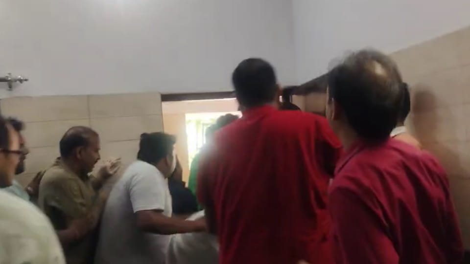 Meerut: BJP councilor attacked the corporation driver with a pistol, five thousand workers announced a strike