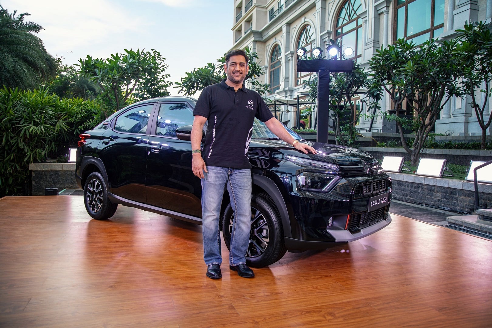 MS Dhoni receiving 1st Basalt Dark Edition from Shailesh Hazela, CEO & MD, Stellantis India