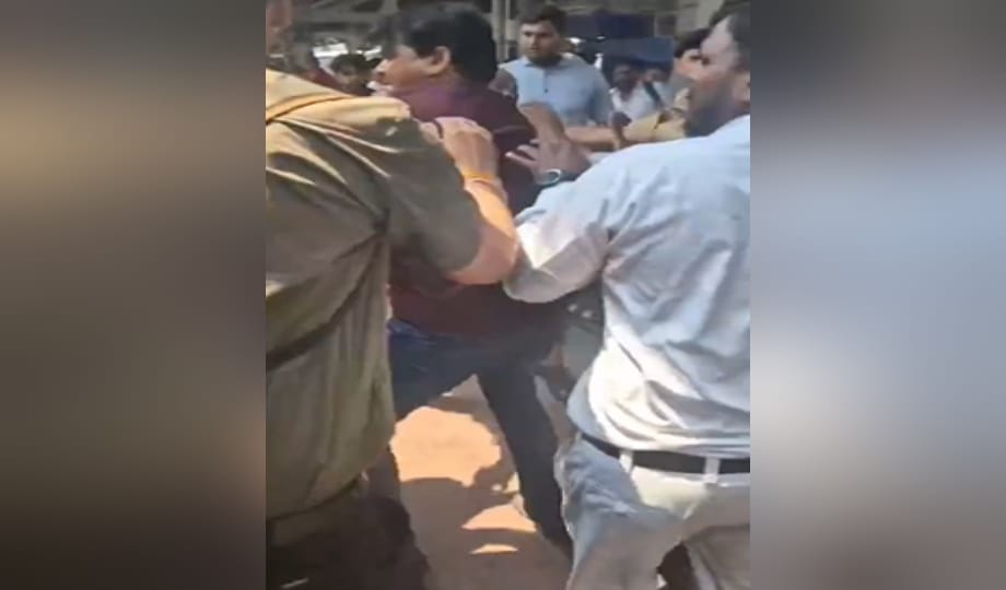 Prayagraj Junction: The sword of suspension hangs over the railway employees who beat up the TTE