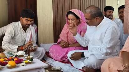 पिता की अस्थियों को संगम में विसर्जित करने पहुंचे केंद्रीय मंत्री धर्मेंद्र प्रधान।