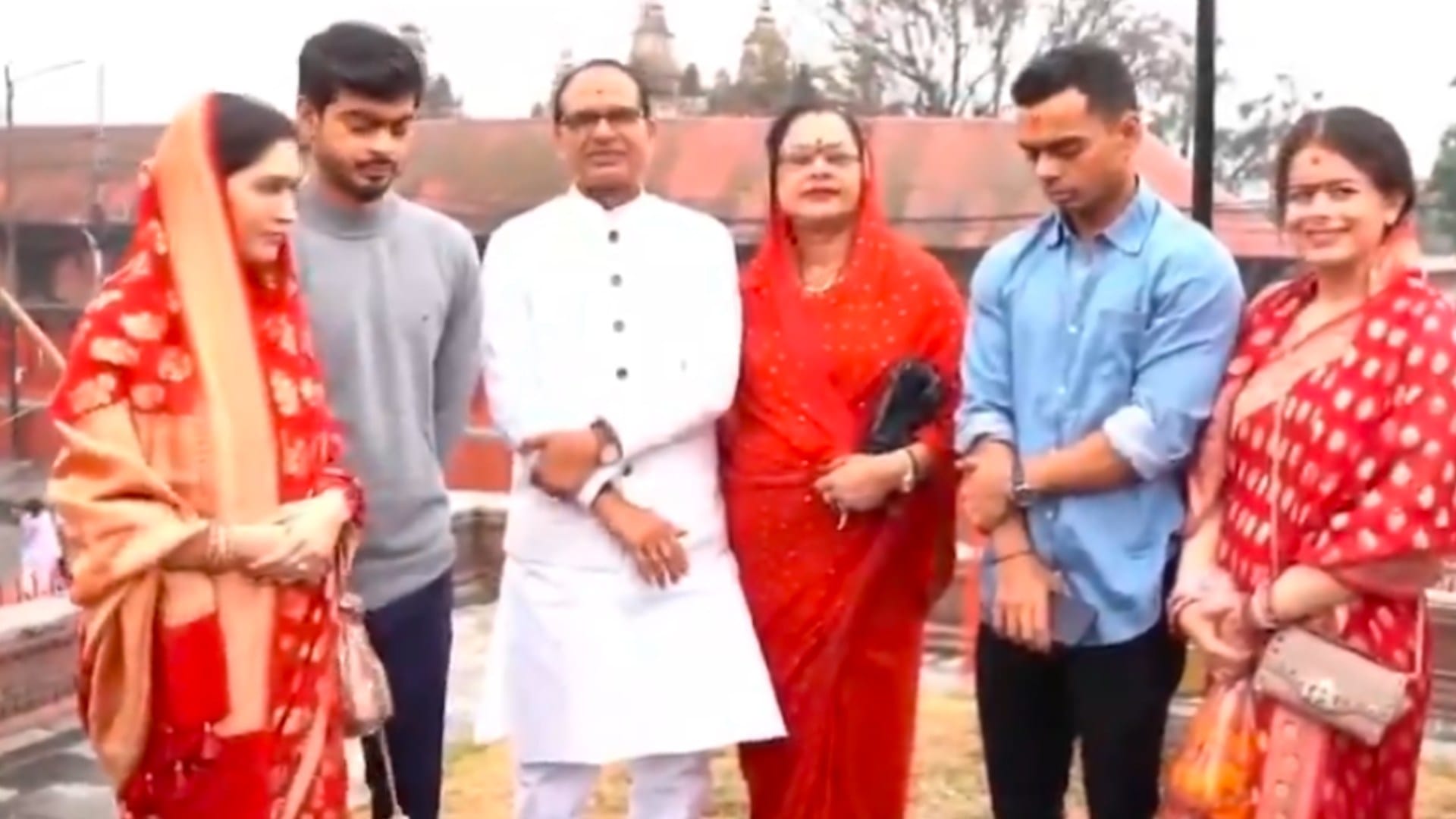 union minister shivraj singh chouhan and his family offer prayers at pashupatinath temple in kathmandu