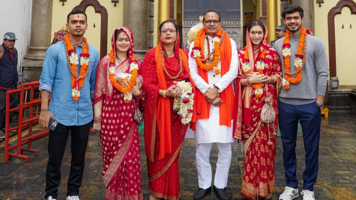 union minister shivraj singh chouhan and his family offer prayers at pashupatinath temple in kathmandu