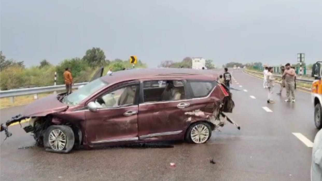 Sultanpur: Ertiga car overturned on Purvanchal Expressway, 11 people going for cremation injured