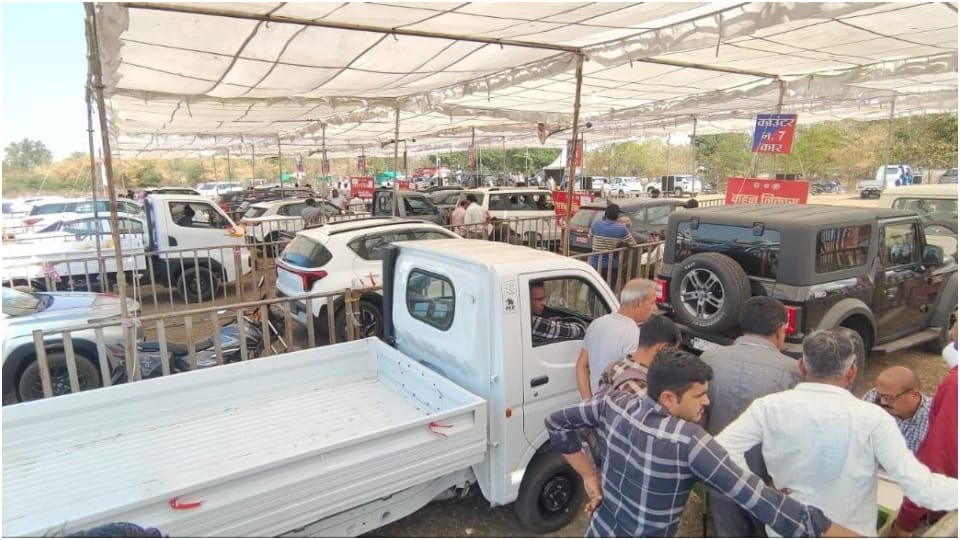 Luxury vehicles like Mercedes Benz and BMW sold at discount in Ujjain Vikram Trade Fair