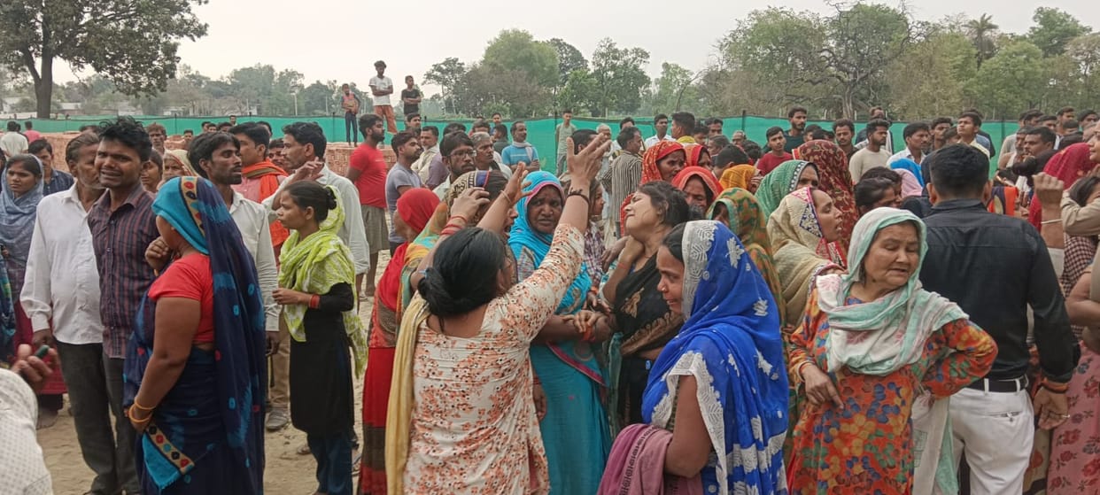 Barabanki: Bodies of lovers found hanging from a tree, boy and girl belonged to different communities, panic i
