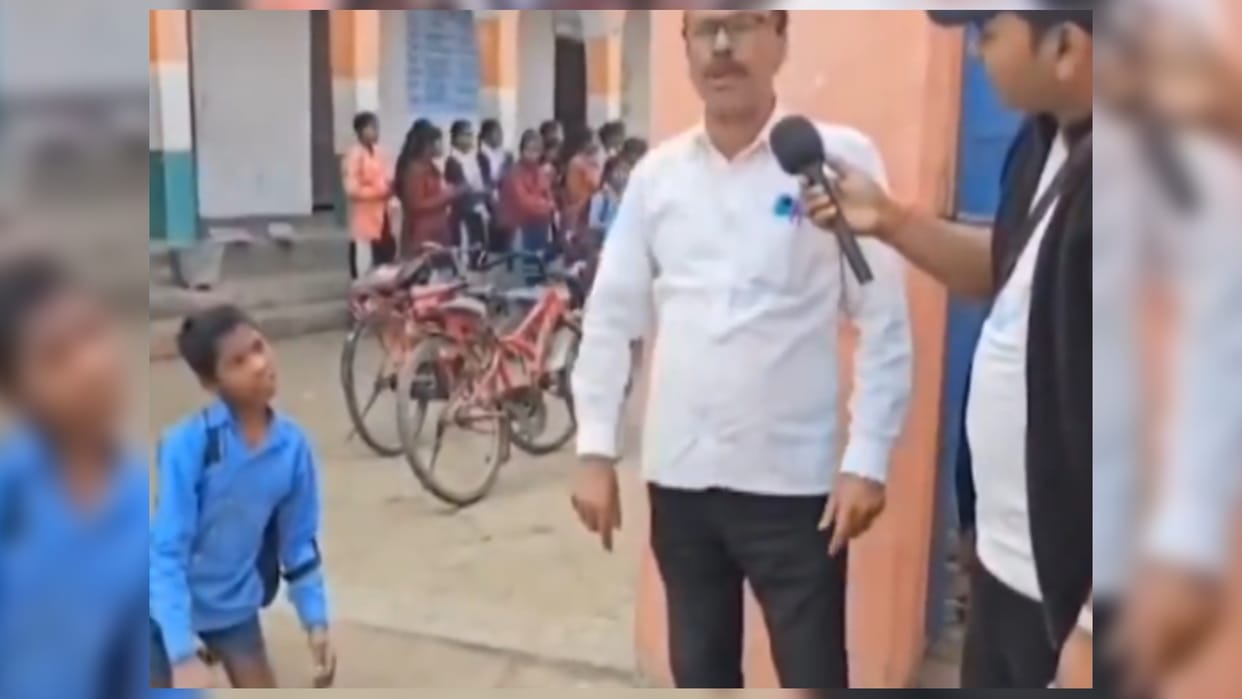Viral Video Teacher Was throwing too much so the child immediately exposed him you will laugh after watching