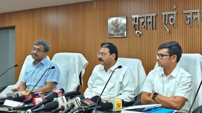 प्रेसवार्ता के दौरान पर्यटन मंत्री राजू कुमार सिंह तथा पर्यटन सचिव लोकेश कुमार सिंह