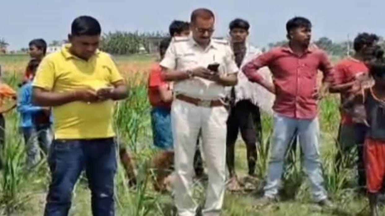 Bihar Headless body of unknown girl recovered from sugarcane field Gopalganj forensic team collected evidence