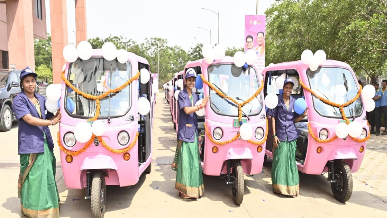 CM vishnudeo Sai launched e-auto service in Nava Raipur: 40 women got employment e-auto service