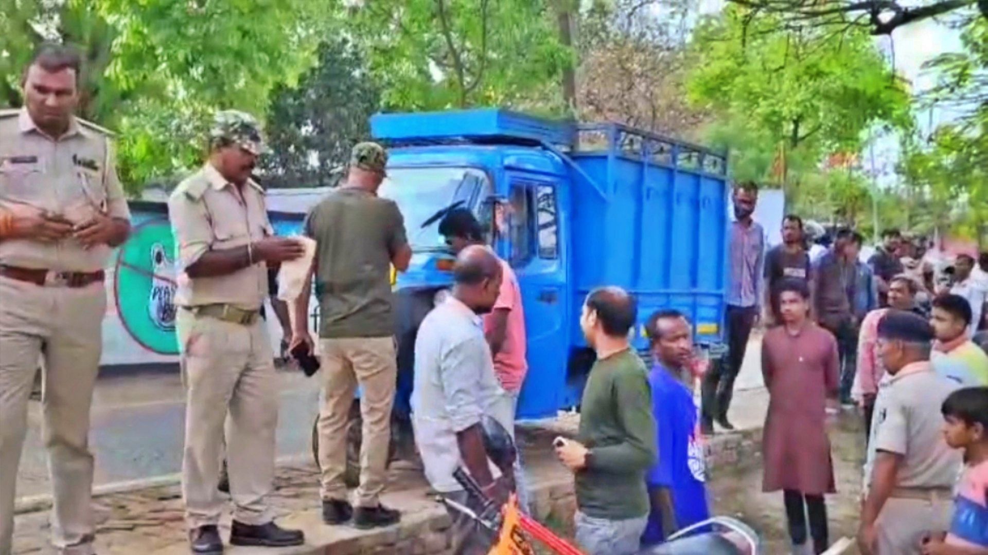 घटनास्थल पर मामले की जांच में जुटी पुलिस तथा स्थानीय लोग