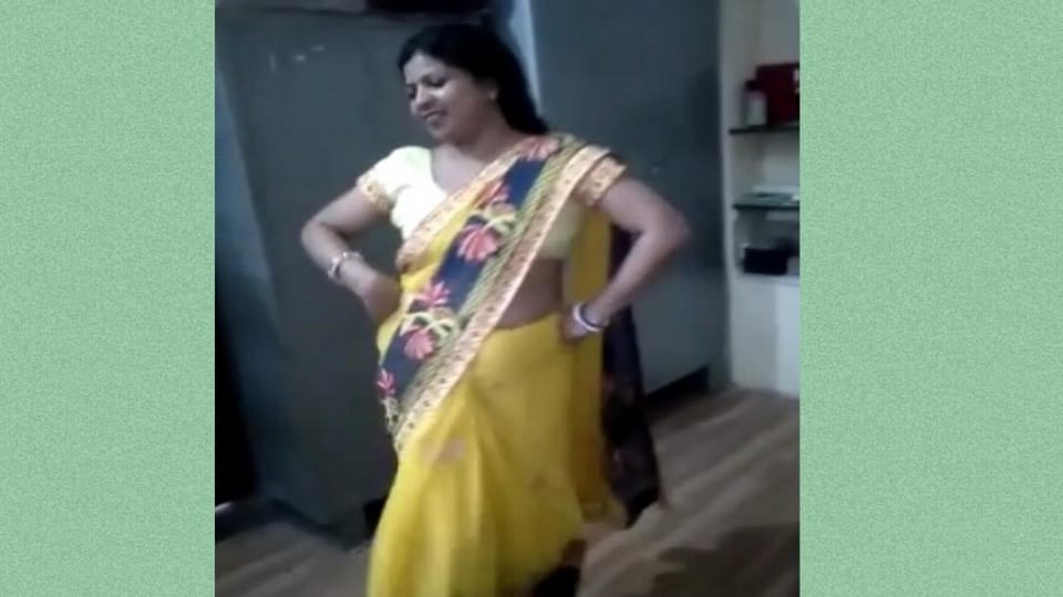 Meerut: I came to meet you in the rains... but the teacher danced in the school, video went viral