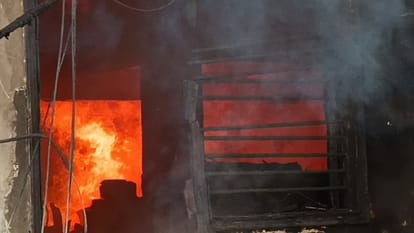 Meerut: Massive fire broke out in a three-storey furniture warehouse, Delhi road jammed