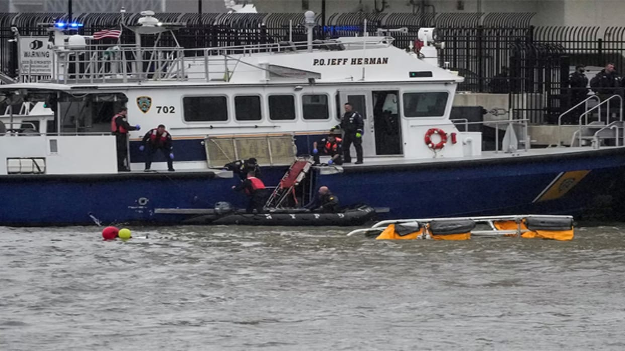 Many people died in a helicopter crash in the Hudson River in New York City