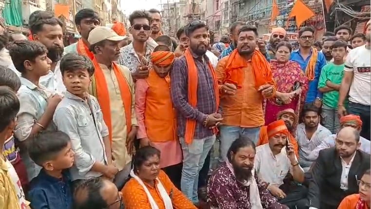 हिंदू संगठनों के विरोध के बाद पुलिस ने की कार्रवाई।