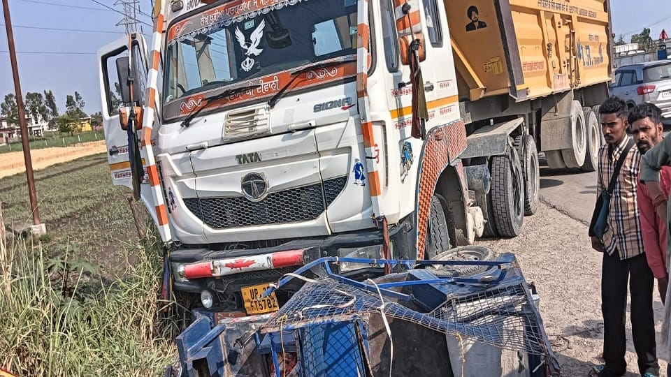 Four injured after dumper hits e-rickshaw in kichha