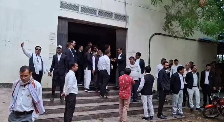 Witness beat up lawyer in ghazipur court  grabbed advocate collar chaos erupted