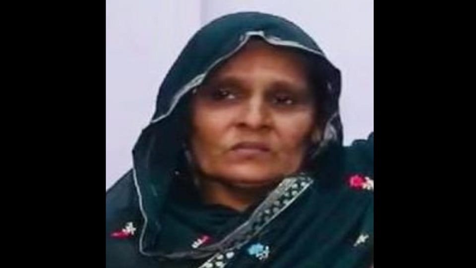 Muzaffarnagar: Woman attacked by group of monkeys, foot slipped while running, death after falling from roof