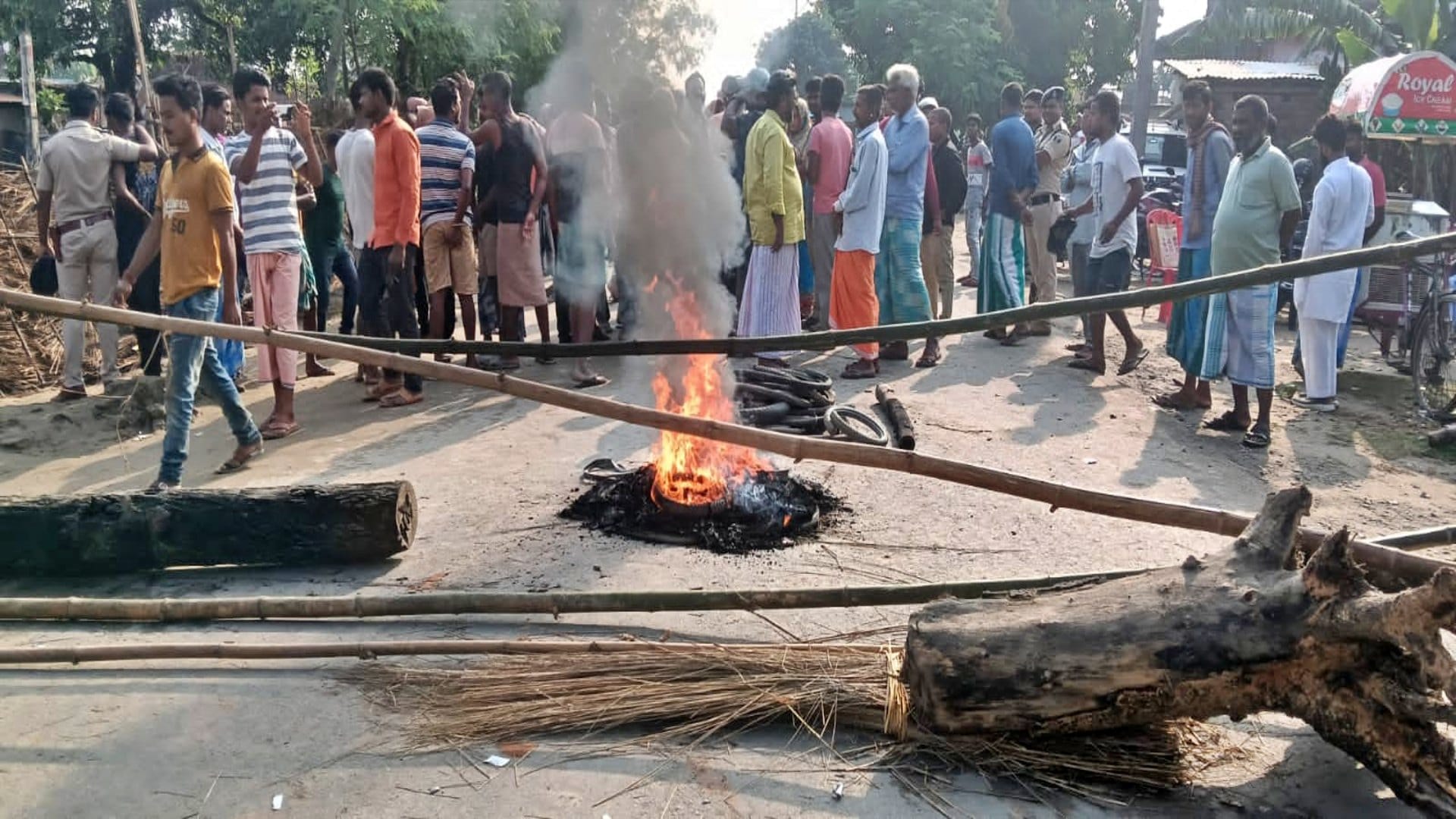 Kishanganj News: Woman dies due to high voltage wire falling due to negligence; two cattle also died