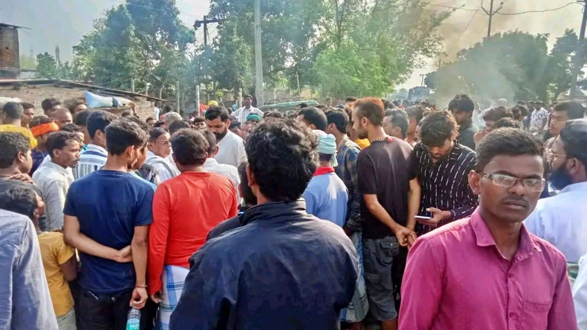 सड़क जाम कर विरोध जताते गुस्साए परिजन और ग्रामीण