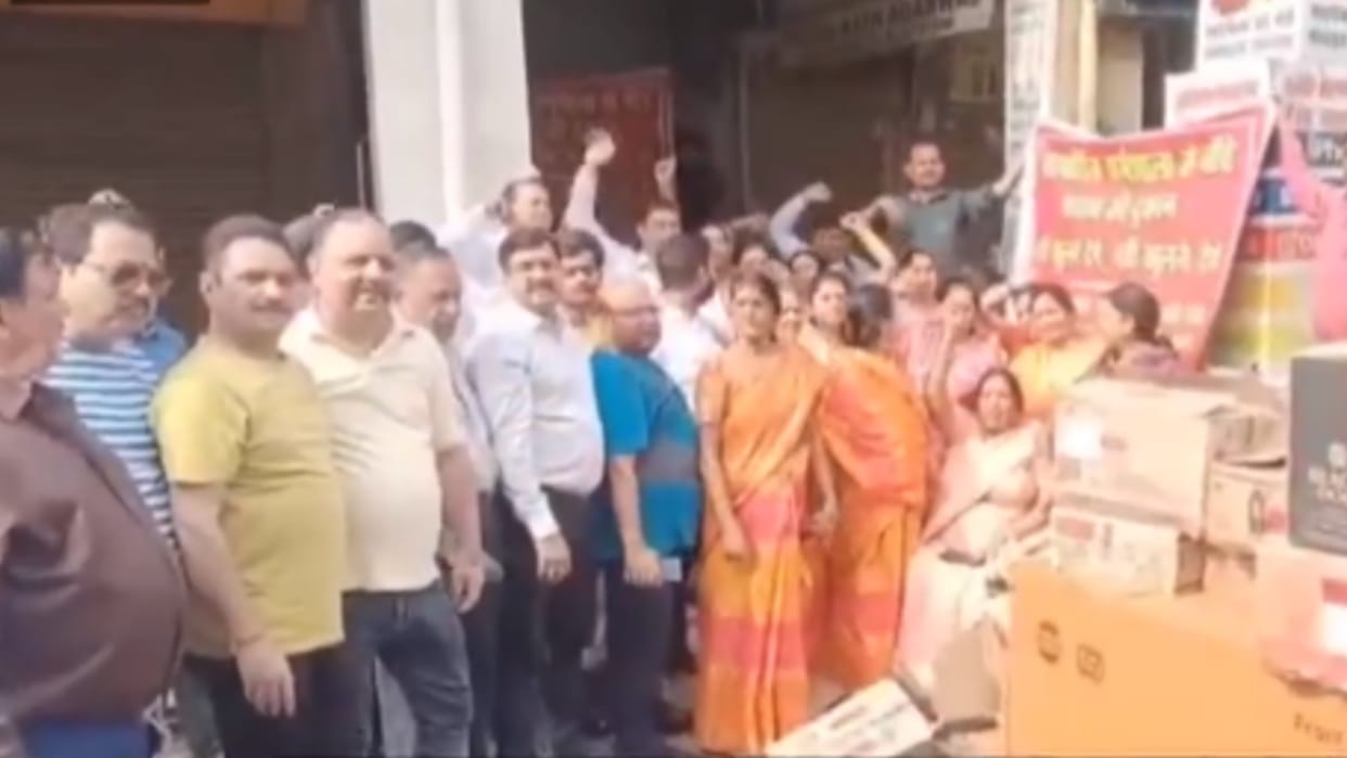 Lucknow: People protested against the opening of a liquor shop in front of Dharamshala and Hospital, people ca