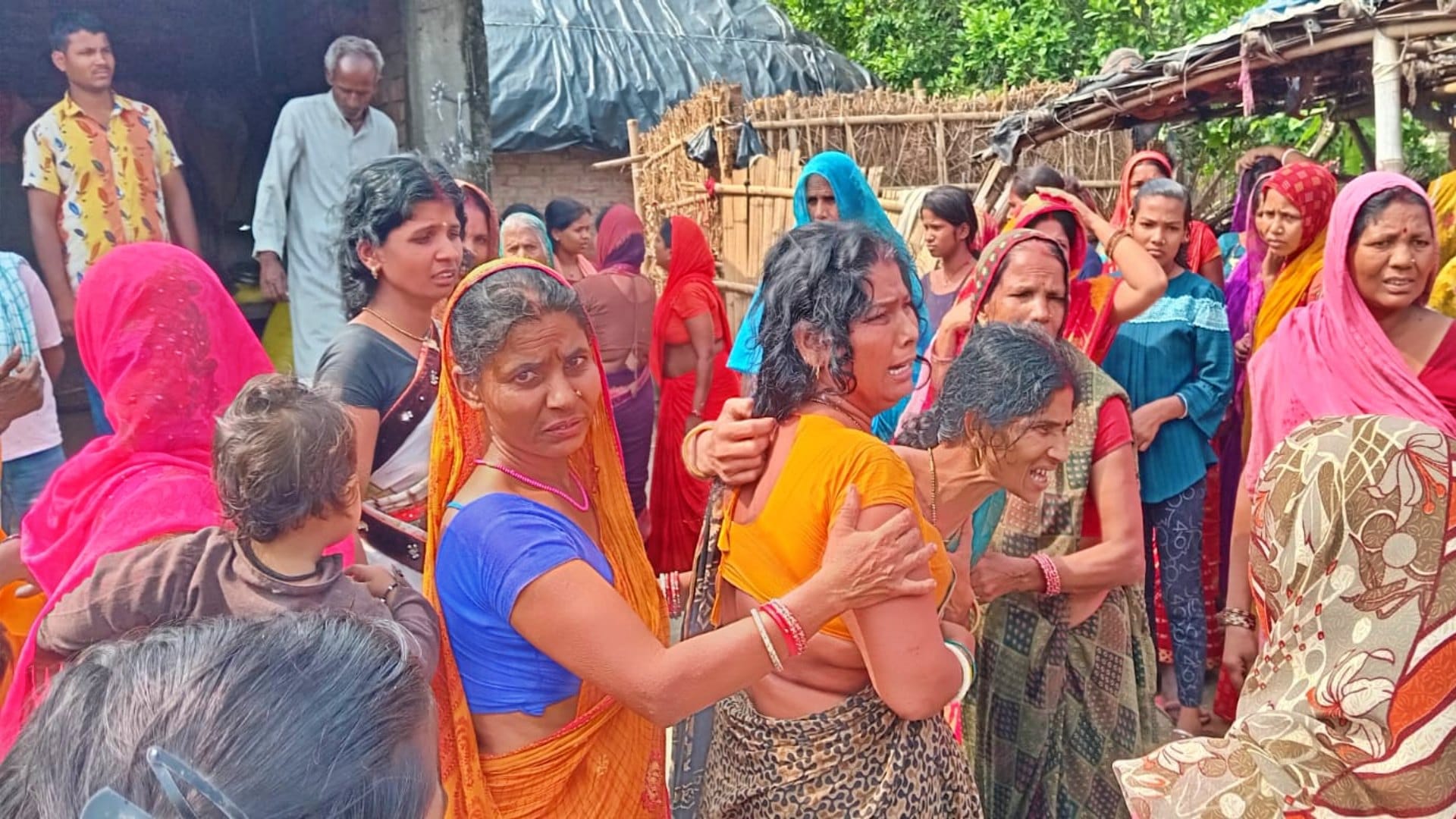 रोते-बिलखते मृतका के परिजन