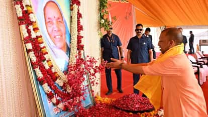 ओमप्रकाश की मां को श्रद्धांजलि अर्पित करते सीएम योगी।