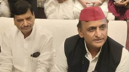 पत्रकारों से बातचीत करते अखिलेश यादव, साथ में शिवपाल यादव