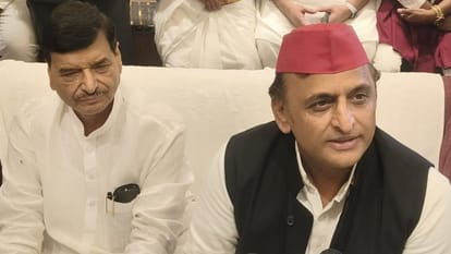 पत्रकारों से बातचीत करते अखिलेश यादव, साथ में शिवपाल यादव