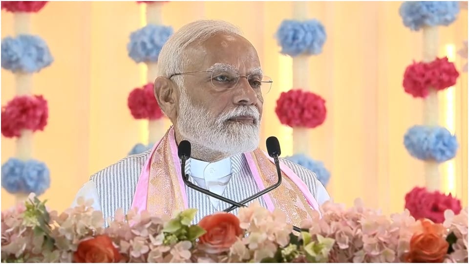 देखिए, पीएम मोदी के आनंदपुर धाम दौरे की तस्वीरें।