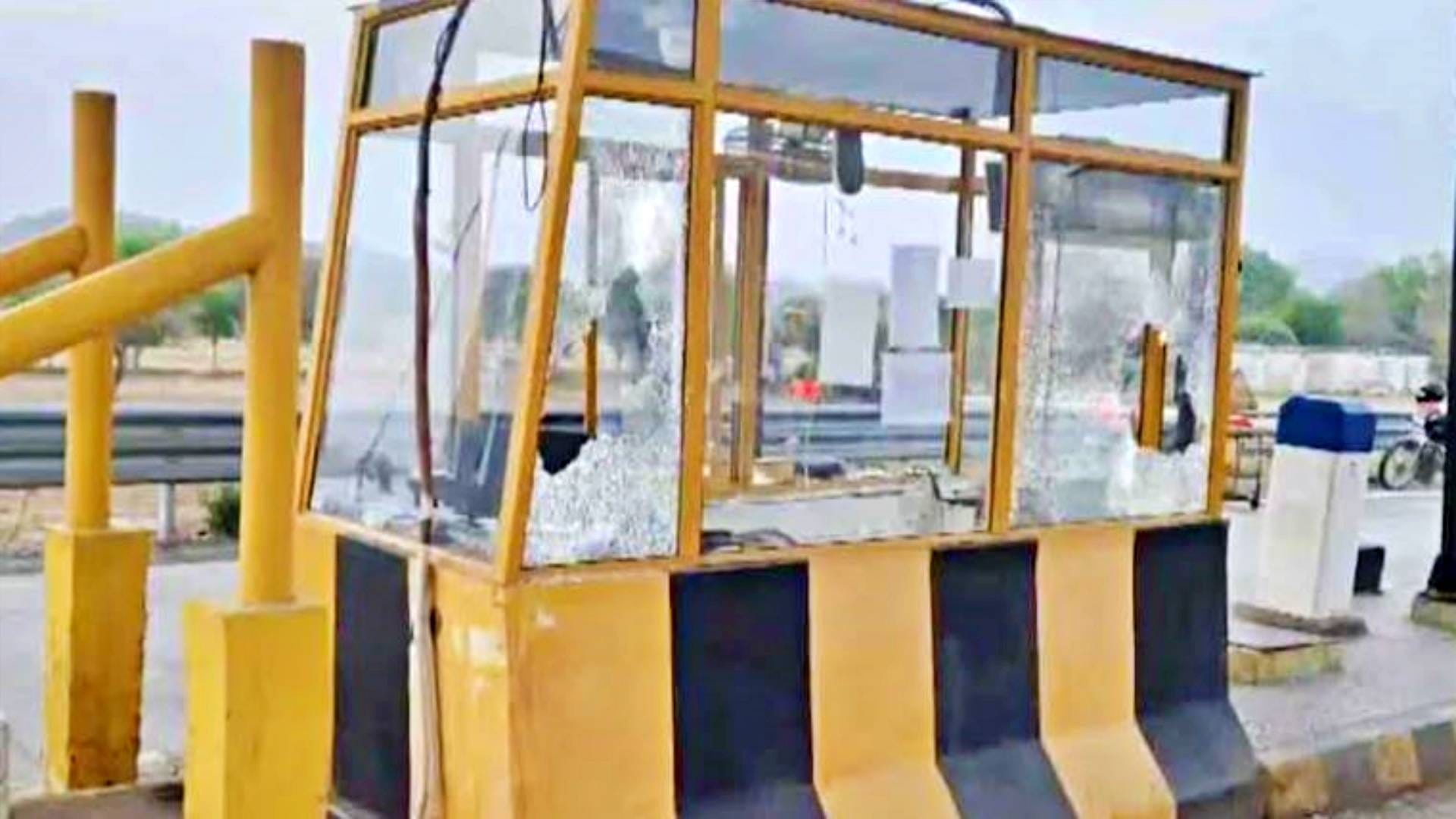 पिनान टोल प्लाजा पर तोड़फोड़