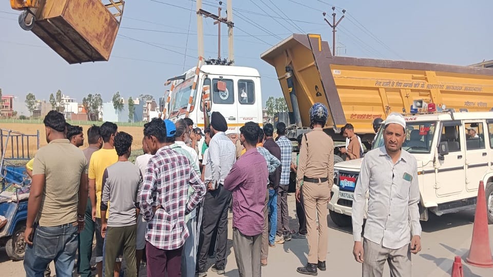 Four injured after dumper hits e-rickshaw in kichha