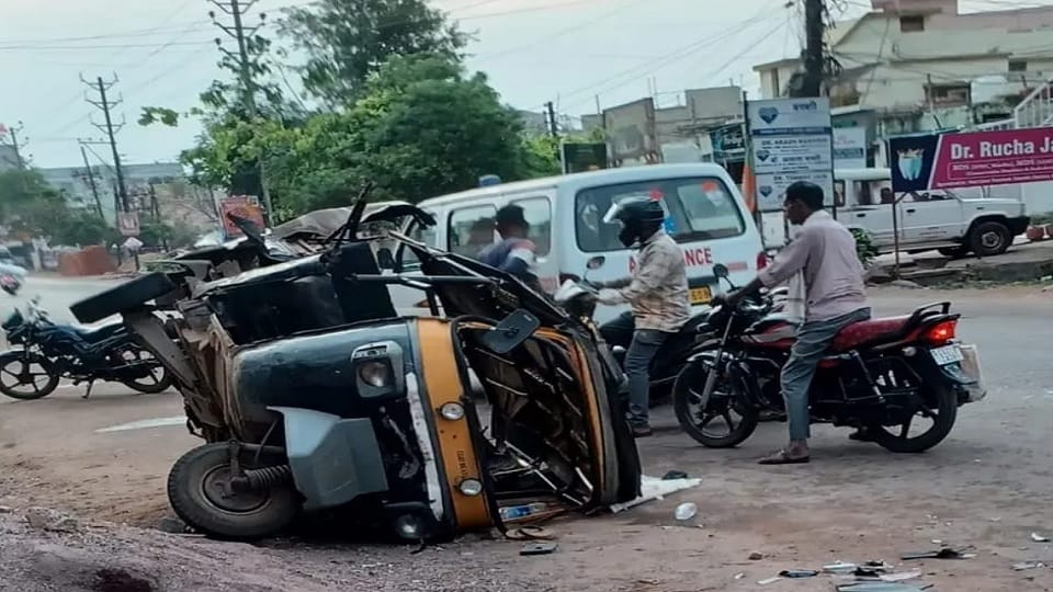 सड़क हादसे में चर महिलाएं घायल