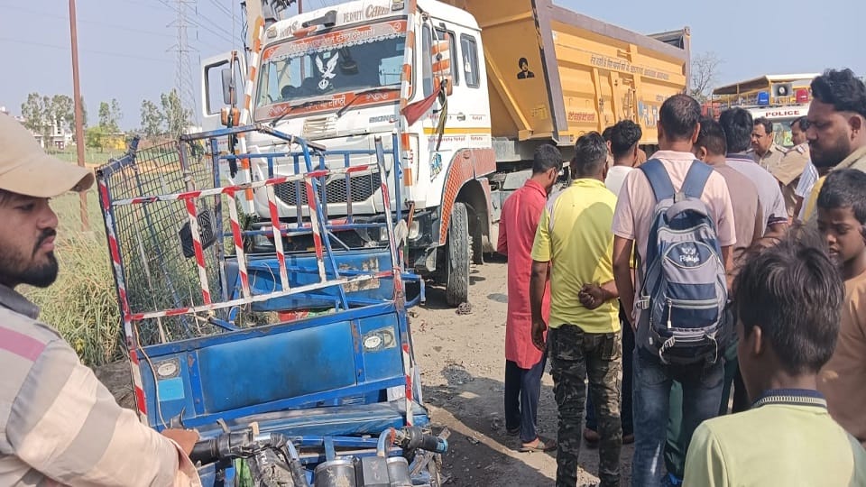 Four injured after dumper hits e-rickshaw in kichha
